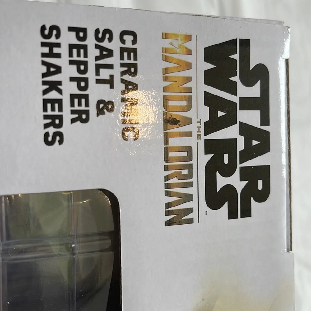 Star Wars the Mandalorian ceramic salt and paper shakers - Picture 4 of 5